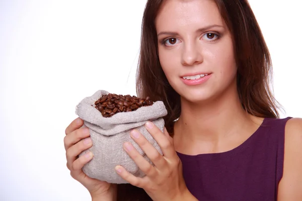 Kvinna anläggning kaffebönor — Stockfoto