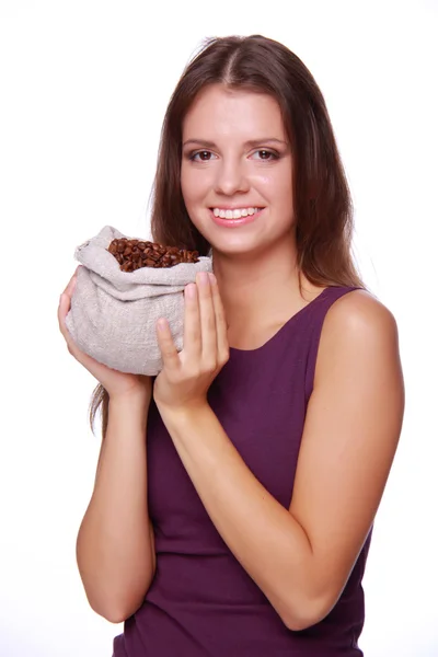 Mujer sosteniendo granos de café — Foto de Stock