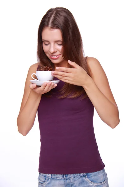 Jeune femme tenant une tasse de grains de café — Photo