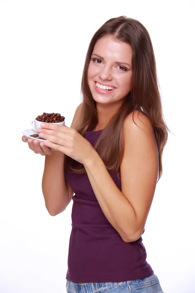 Mujer joven sosteniendo una taza de granos de café — Foto de Stock