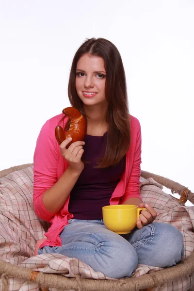 Menina bonita com copo e muffin — Fotografia de Stock