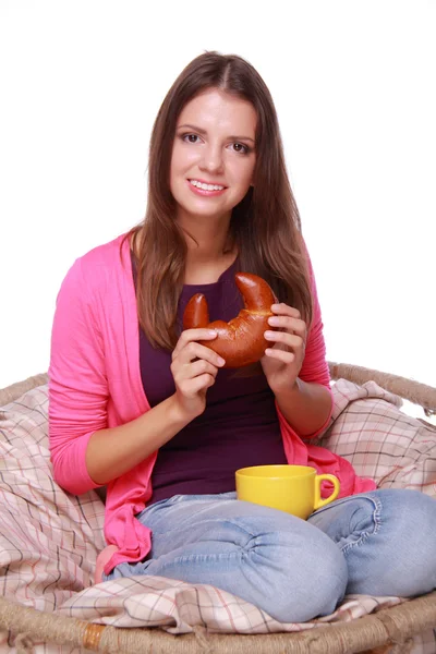 Hermosa chica con taza y muffin — Foto de Stock