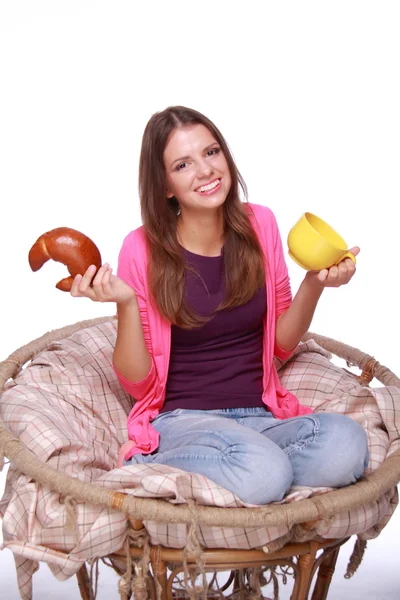 Hermosa chica con taza y muffin — Foto de Stock