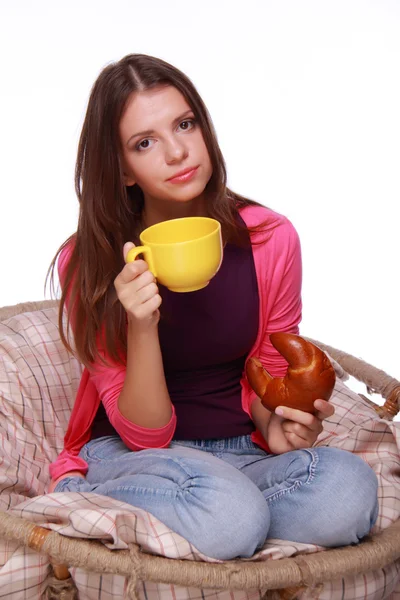 Hermosa chica con taza y muffin — Foto de Stock