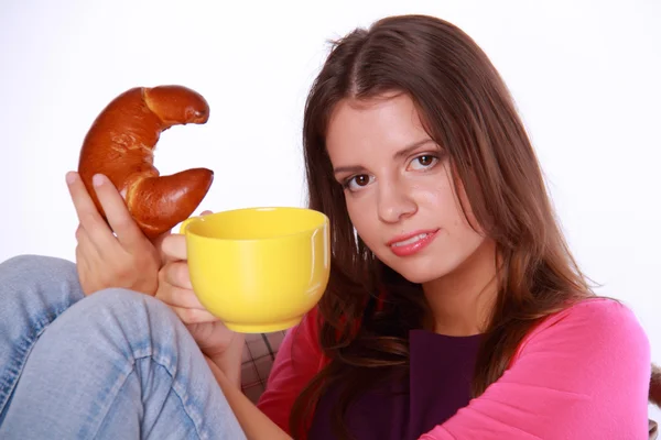 Hermosa chica con taza y muffin — Foto de Stock