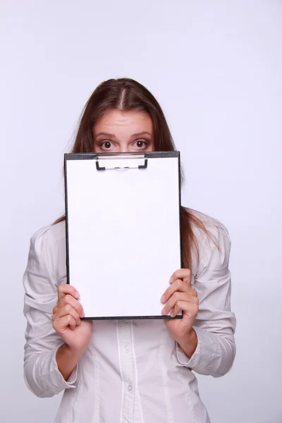 Brünette mit papier in den händen — Stockfoto