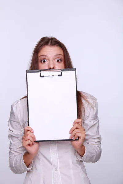 Brünette mit papier in den händen — Stockfoto