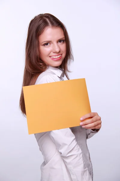 Bruneta s žlutý papír ve svých rukou — Stock fotografie