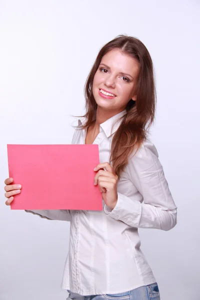 Bruna con carta rosa tra le mani — Foto Stock