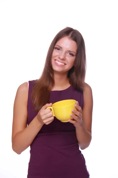 Молода жінка тримає жовту чашку чаю — стокове фото
