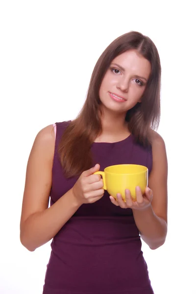 Mujer joven sosteniendo taza de té amarillo — Foto de Stock