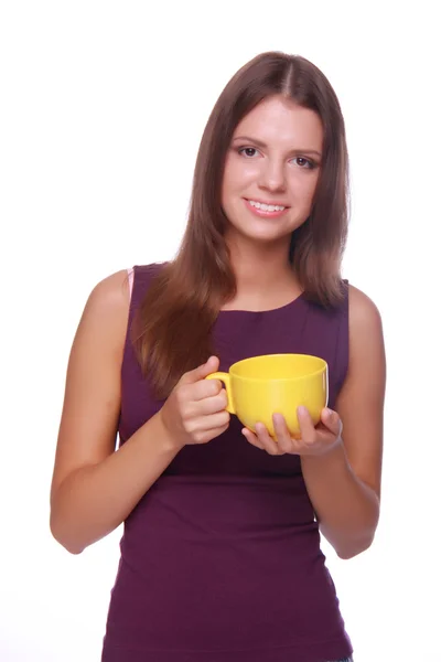 Sarı çay bardağı tutan genç kadın — Stok fotoğraf