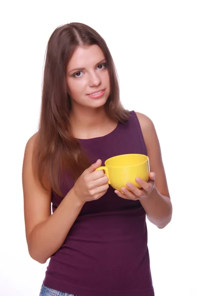 Mujer joven sosteniendo taza de té amarillo — Foto de Stock