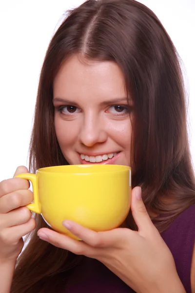 年轻女子持有黄色茶杯子 — 图库照片