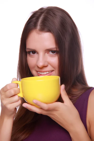 Mujer joven sosteniendo taza de té amarillo — Foto de Stock