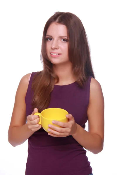 Mujer joven sosteniendo taza de té amarillo — Foto de Stock