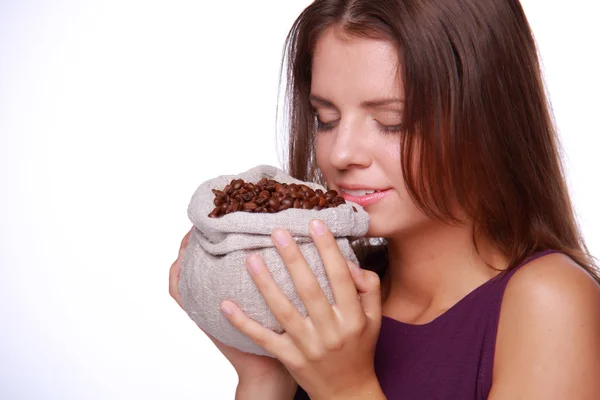 Kvinna anläggning kaffebönor — Stockfoto