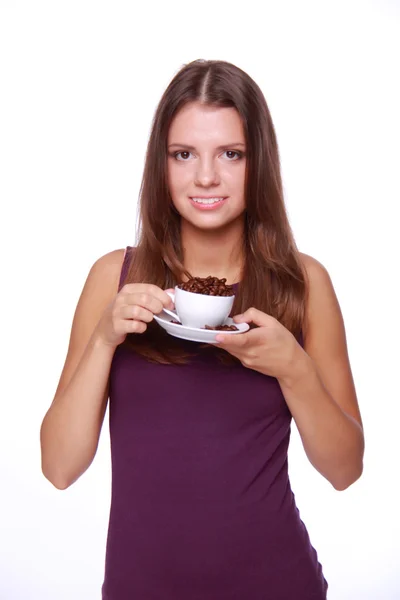 Junge Frau mit einer Tasse Kaffeebohnen — Stockfoto