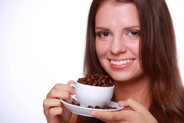 Jovem segurando uma xícara de grãos de café — Fotografia de Stock