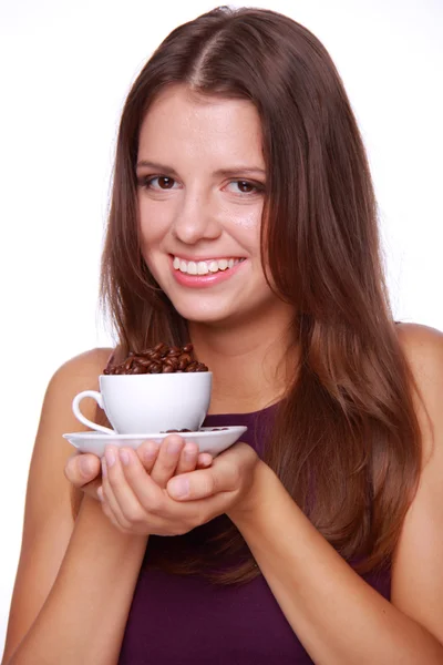 Ung kvinna med en kopp kaffe bönor — Stockfoto