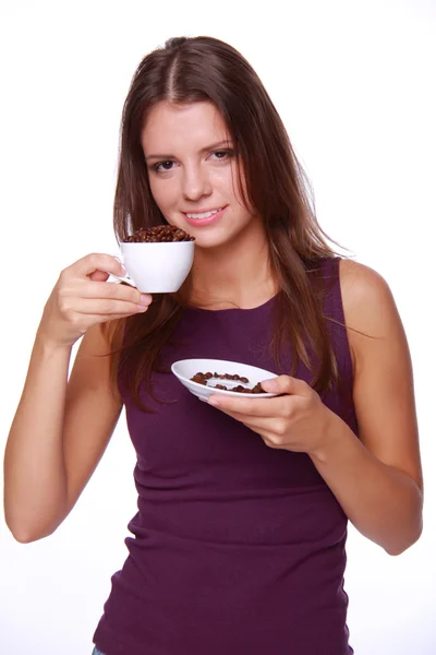 Jeune femme tenant une tasse de grains de café — Photo