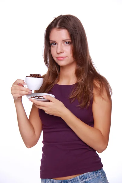 Молодая женщина держит чашку кофейных зерен — стоковое фото
