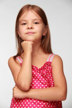 polka noktaları ile pembe elbiseli güzel kız