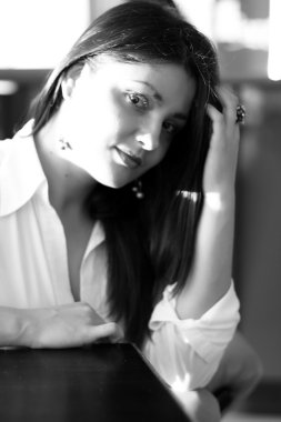 bir esmer siyah beyaz portre