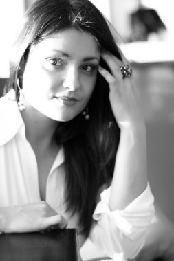 bir esmer siyah beyaz portre