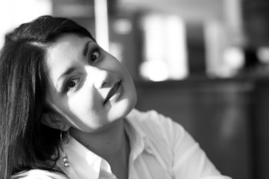 bir esmer siyah beyaz portre