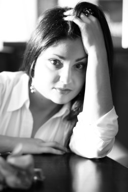 bir esmer siyah beyaz portre