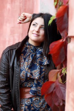 Güzel bir esmerin portresi