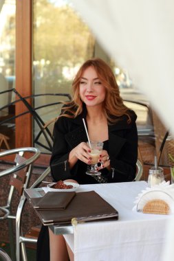 bir restoranda güzel bir kız