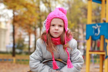 Çocuk parkındaki küçük kız