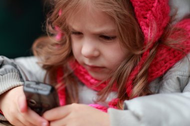 Üzgün küçük kız