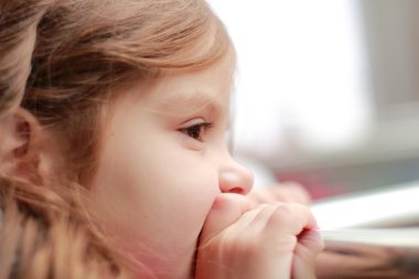 Üzgün küçük kız