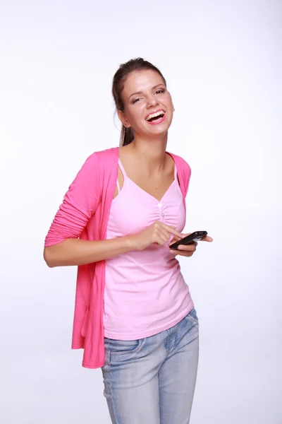 Весела усміхнена дівчина з мобільним — стокове фото