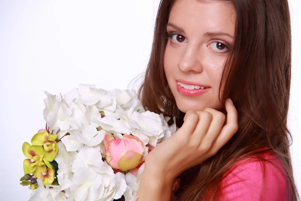 Vacker vår kvinna med blommor — Stockfoto