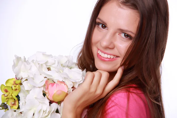 Belle brune en chemisier rose avec un bouquet — Photo