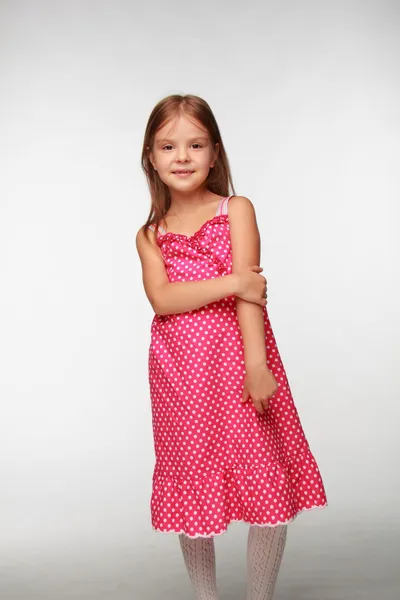 Hezká dívka v růžových šatech s puntíky — Stock fotografie