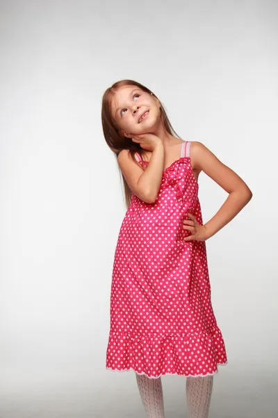 Ładna dziewczyna w rózowej sukni z kropki — Zdjęcie stockowe
