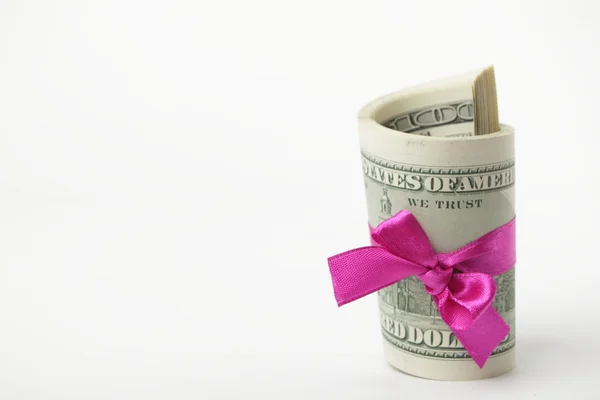 US-Dollar mit lila Schleife umwickelt — Stockfoto