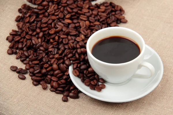 Tasse de café avec grains de café torréfiés — Photo