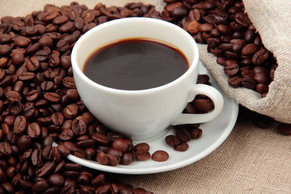 Taza de café con granos de café tostados — Foto de Stock