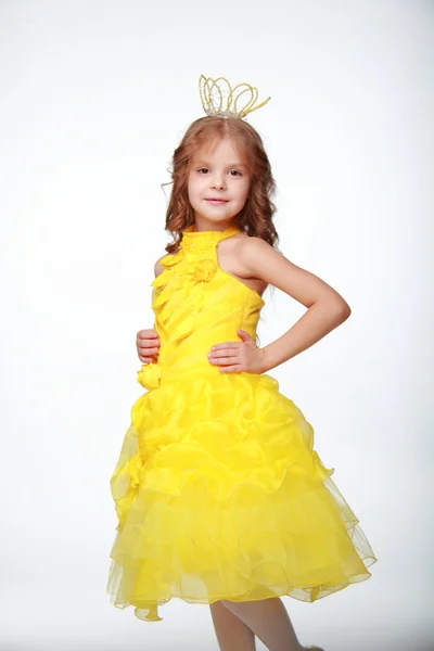 Menina em um vestido amarelo e uma coroa — Fotografia de Stock