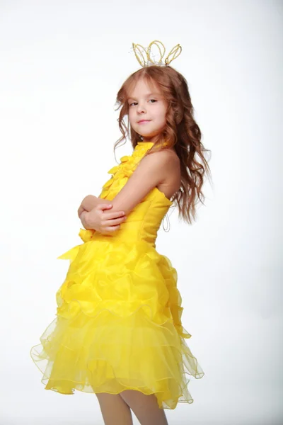 Küçük kız sarı elbise ve bir taç — Stok fotoğraf