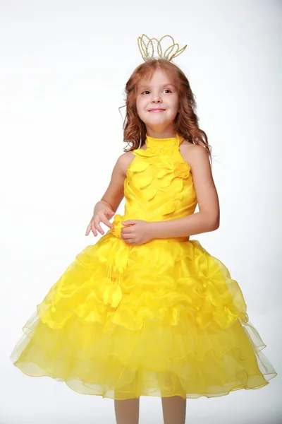 Маленькая девочка в жёлтом платье и короне — стоковое фото