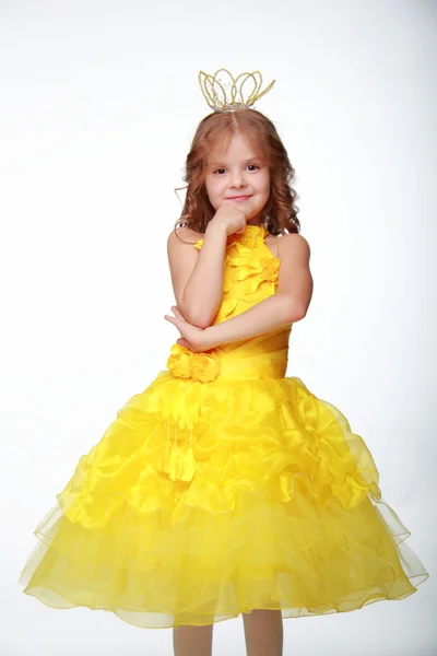 Kleines Mädchen in gelbem Kleid und Krone — Stockfoto