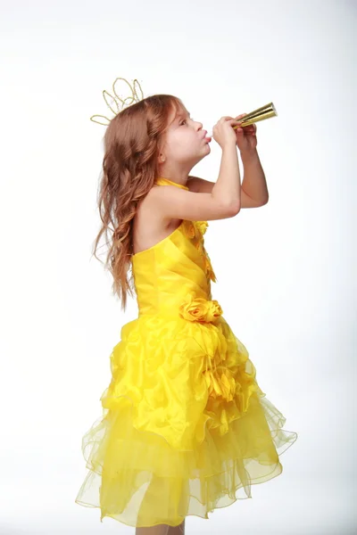 Linda princesa en un vestido amarillo y una corona — Foto de Stock