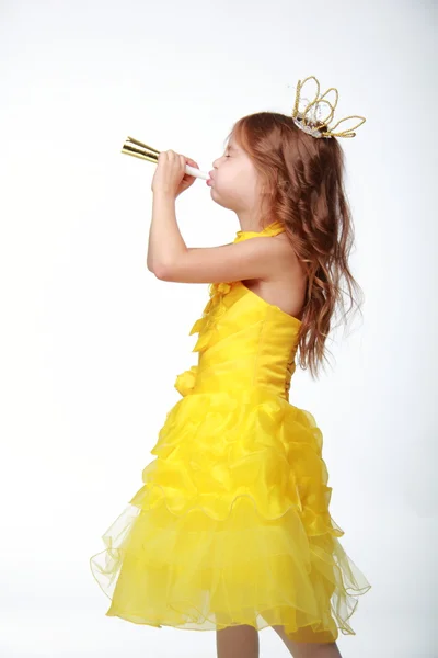 Söt prinsessa i en gul klänning och en krona — Stockfoto